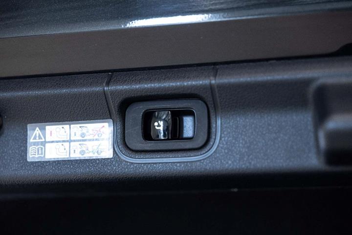 Sort Mercedes EQE350 fra 2024