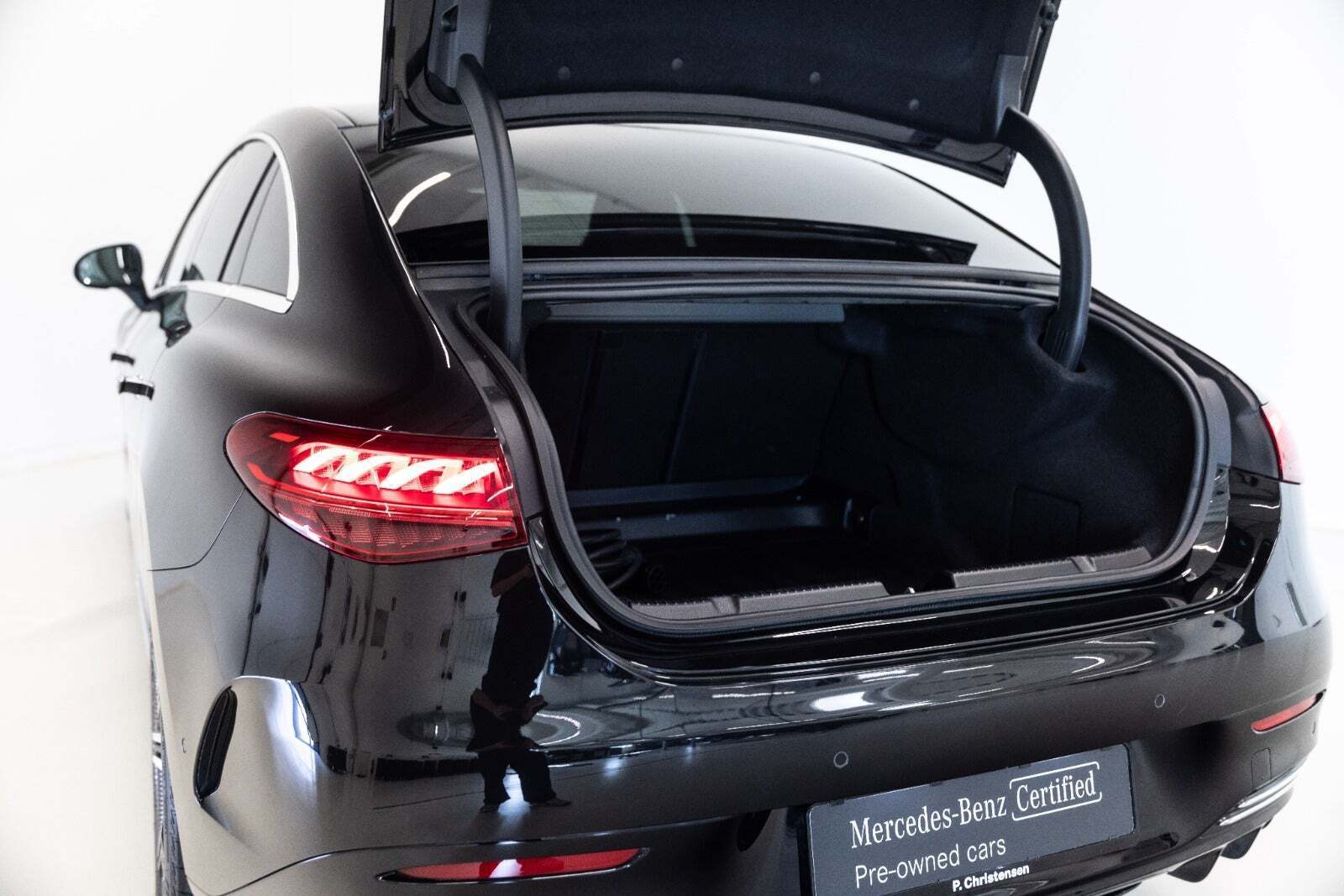 Sort Mercedes EQE350 fra 2024