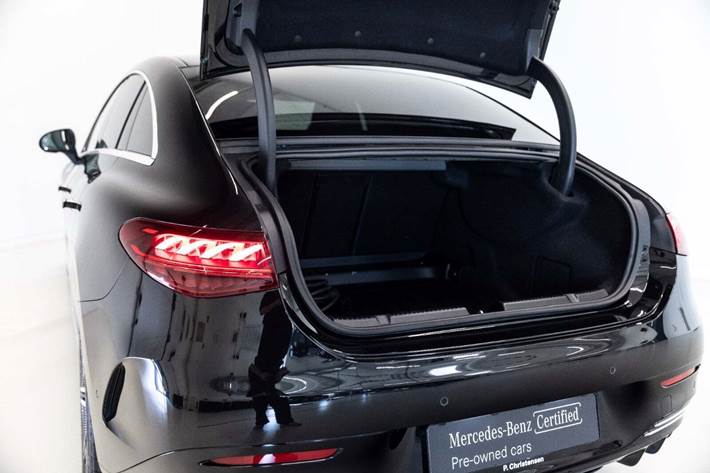 Sort Mercedes EQE350 fra 2024