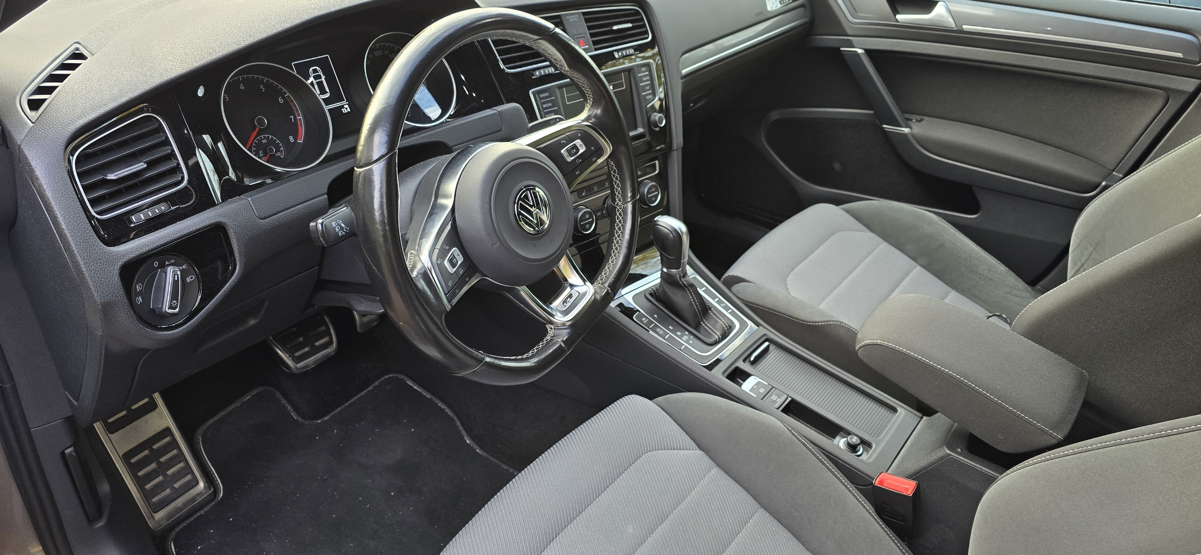 Grå VW Golf fra 2016