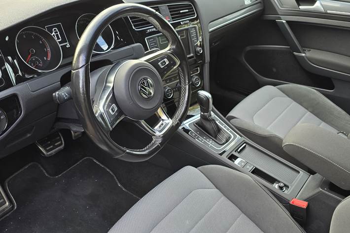 Grå VW Golf fra 2016