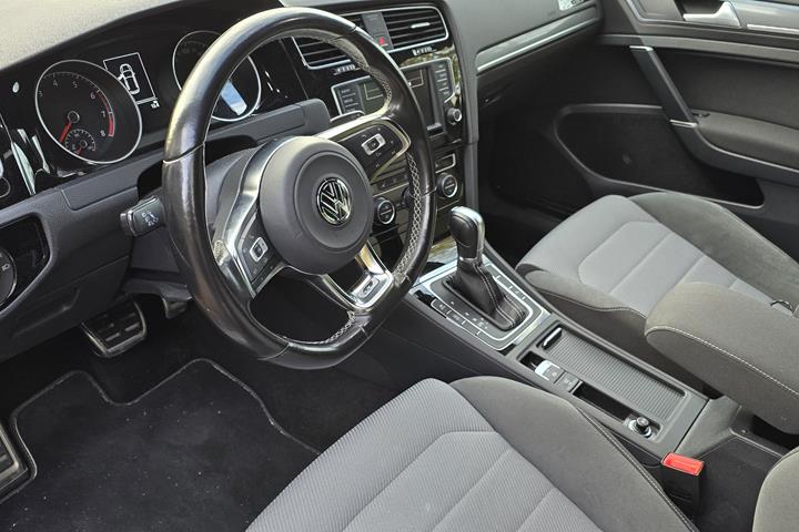 Grå VW Golf fra 2016