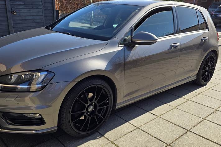 Grå VW Golf fra 2016