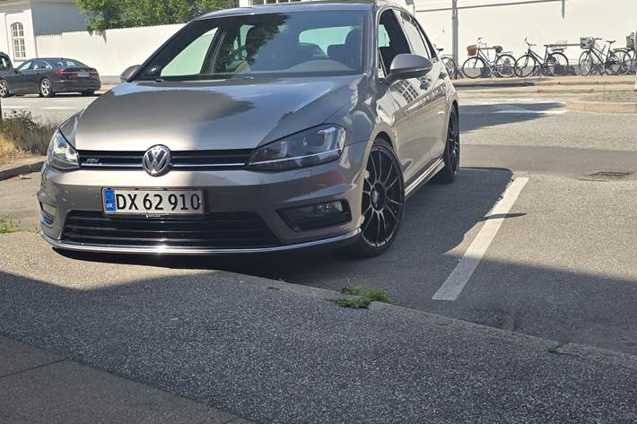 Grå VW Golf fra 2016