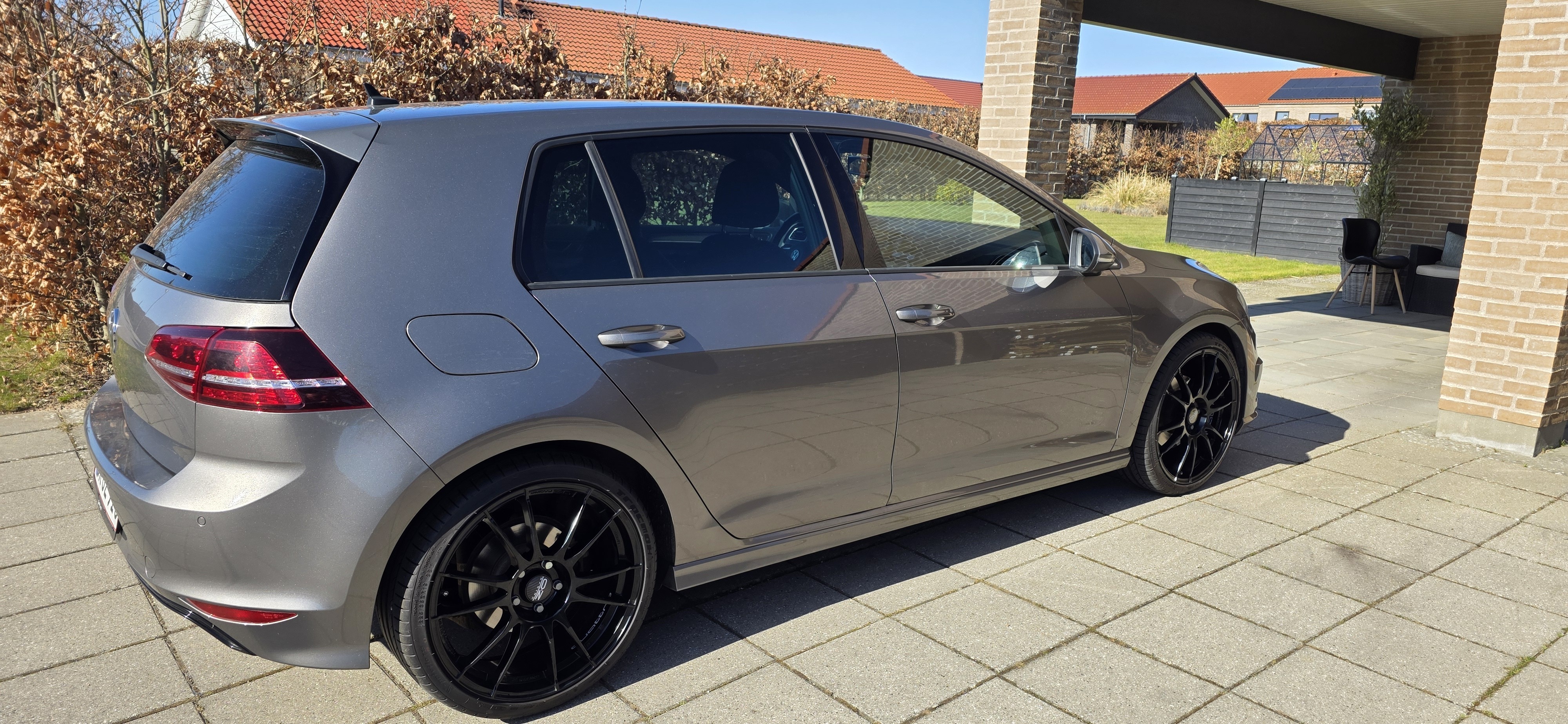 Grå VW Golf fra 2016