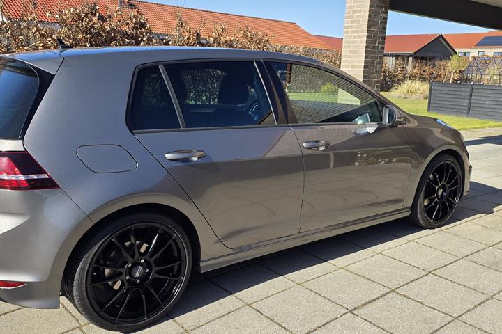 Grå VW Golf fra 2016