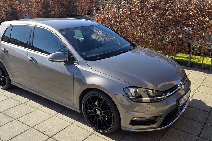 Grå VW Golf fra 2016