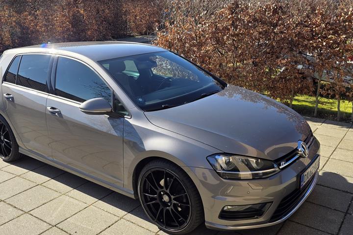 Grå VW Golf fra 2016