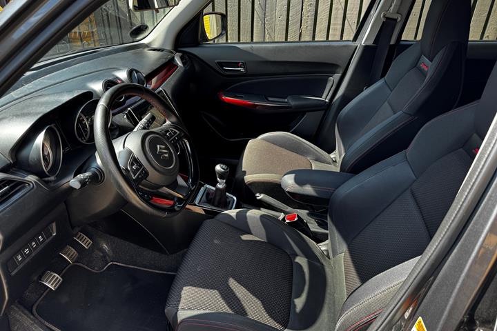 Grå Suzuki Swift fra 2020