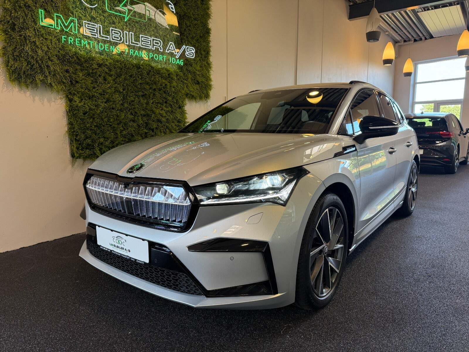 Sølv Skoda Enyaq fra 2022 set udefra