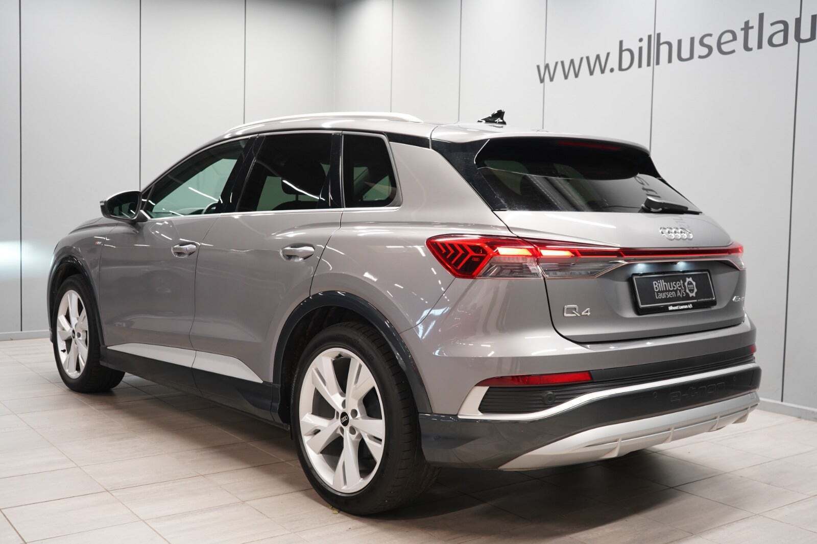 Grå Audi Q4 e-tron fra 2024