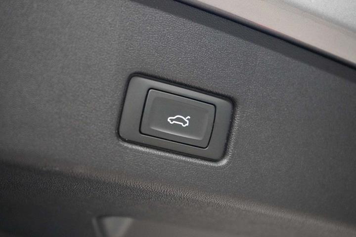 Grå Audi Q4 e-tron fra 2024