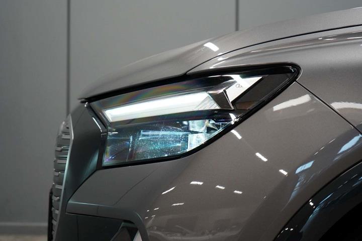 Grå Audi Q4 e-tron fra 2024