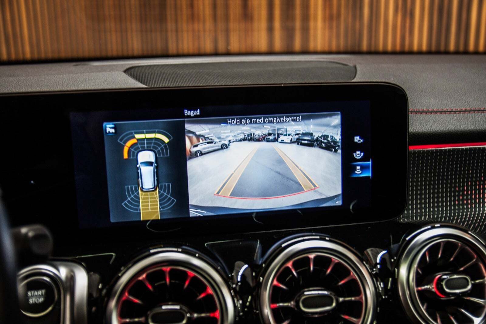 Sort Mercedes EQB350 fra 2022