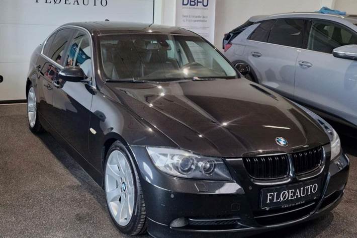 undefined BMW 330i fra 2005 set udefra