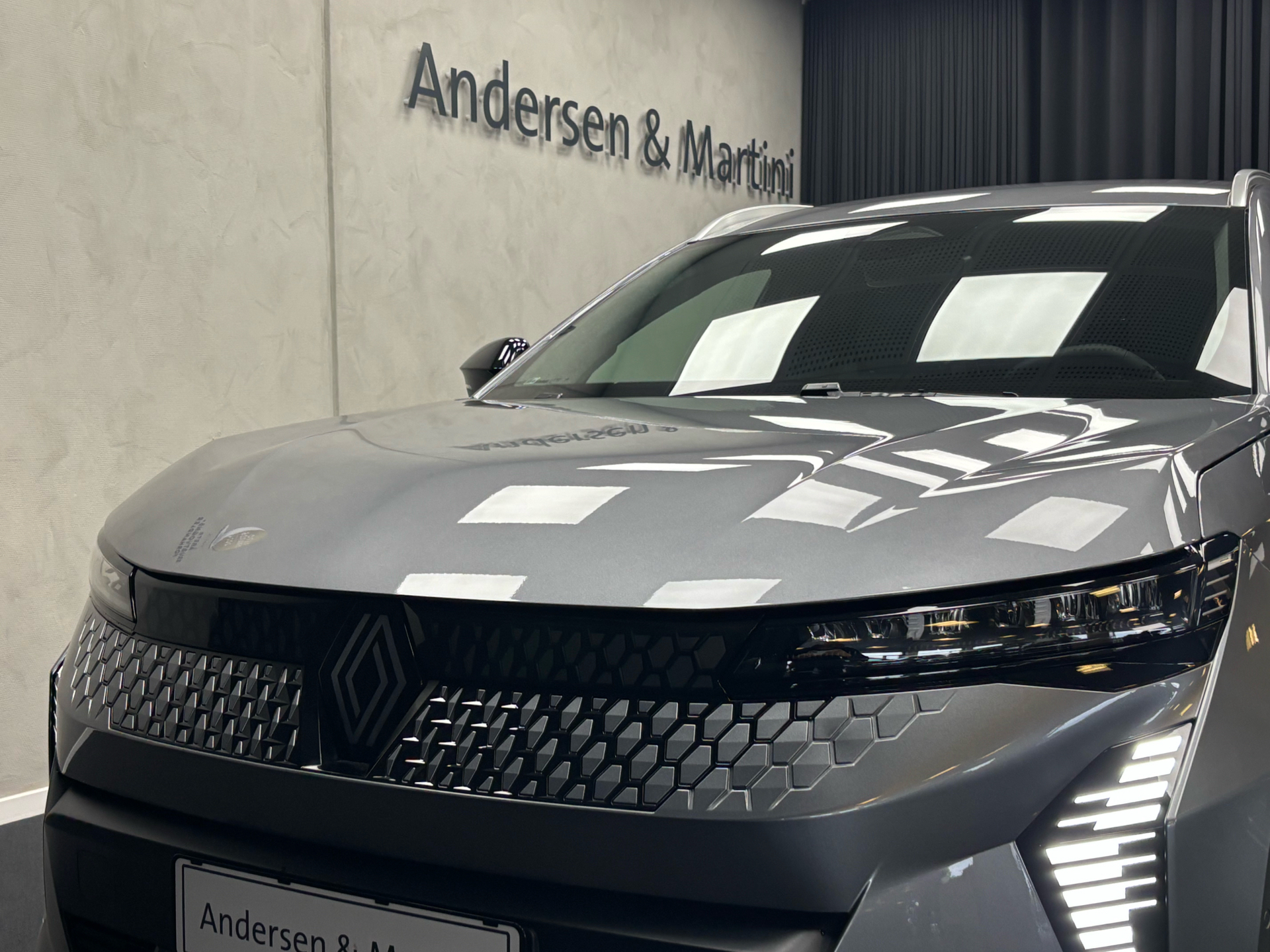 Grå Renault Scénic fra 2025