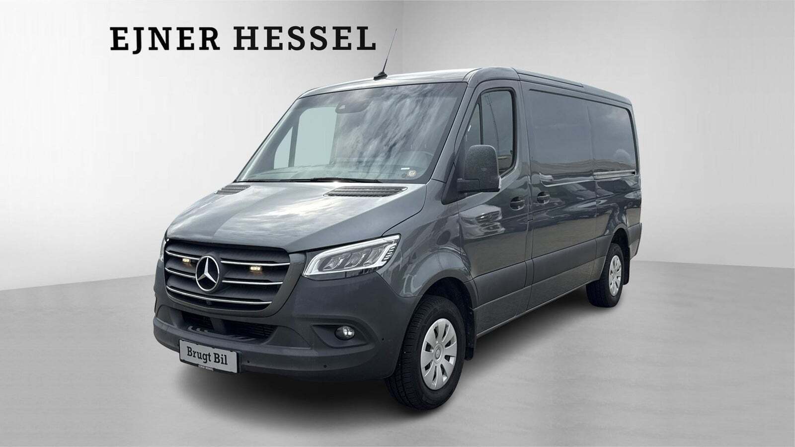 Grå Mercedes Sprinter 319 fra 2020