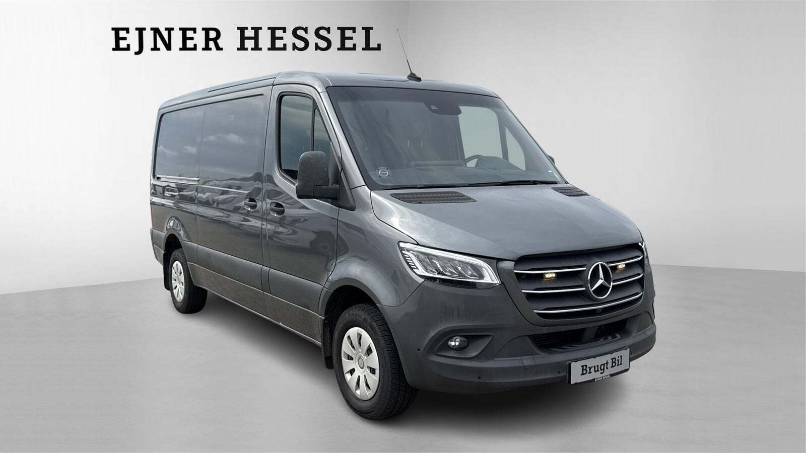 Grå Mercedes Sprinter 319 fra 2020
