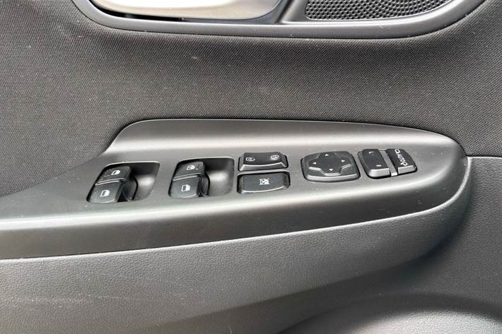 Grå Hyundai Kona fra 2023