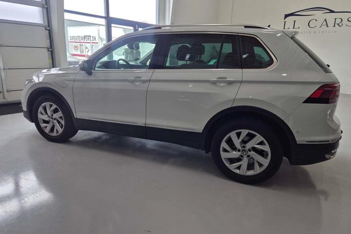 Hvid VW Tiguan fra 2021