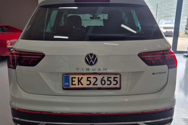 Hvid VW Tiguan fra 2021