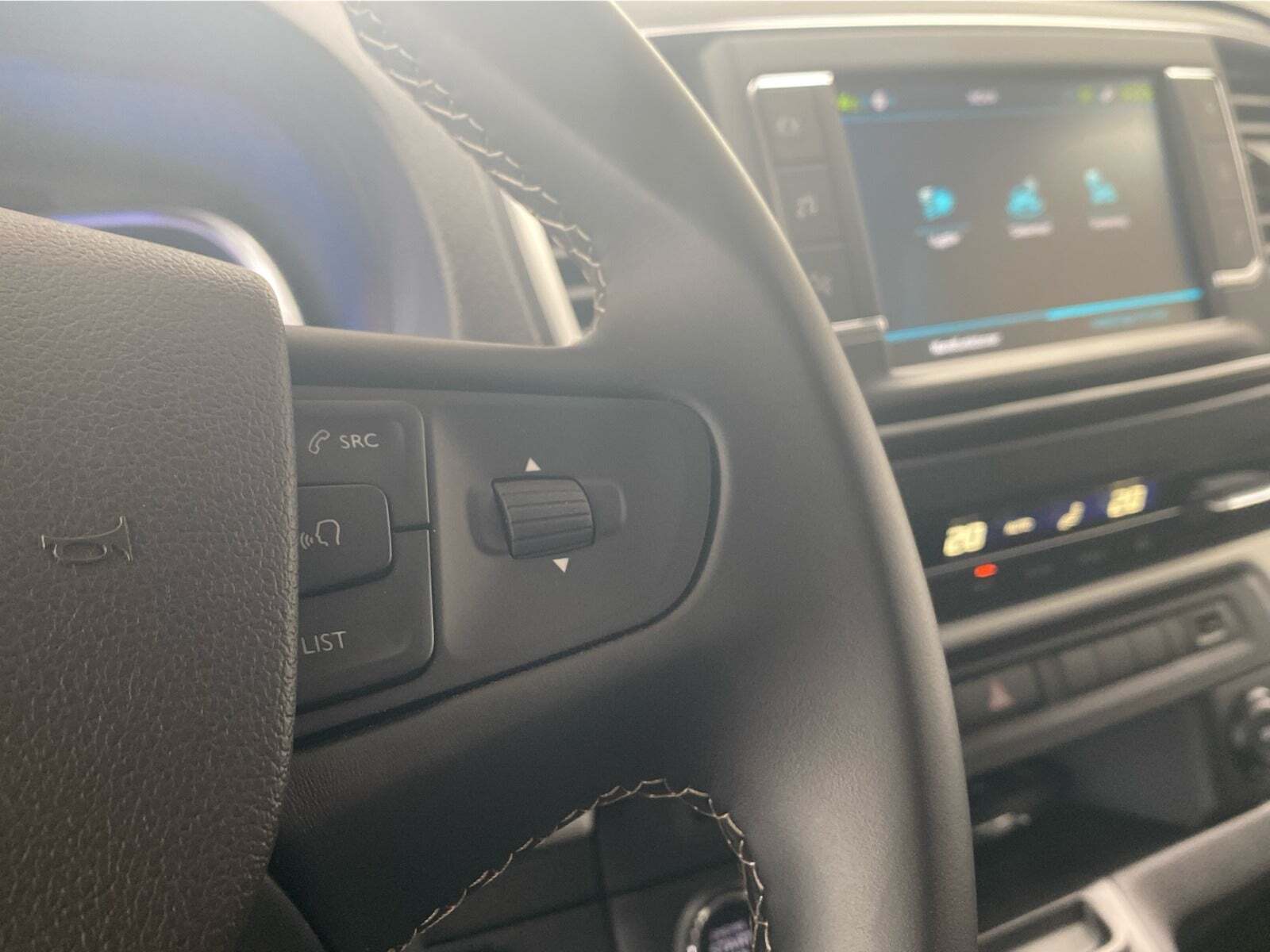 Hvid Peugeot e-Expert fra 2023