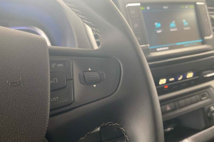 Hvid Peugeot e-Expert fra 2023