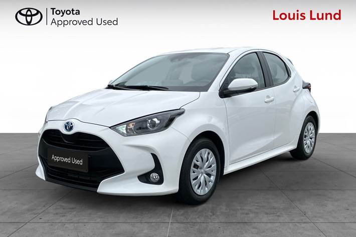 Hvid Toyota Yaris fra 2024 set udefra