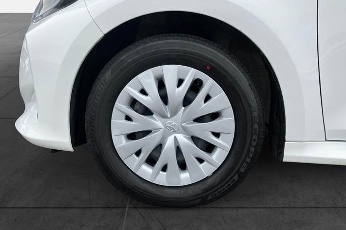 Hvid Toyota Yaris fra 2024