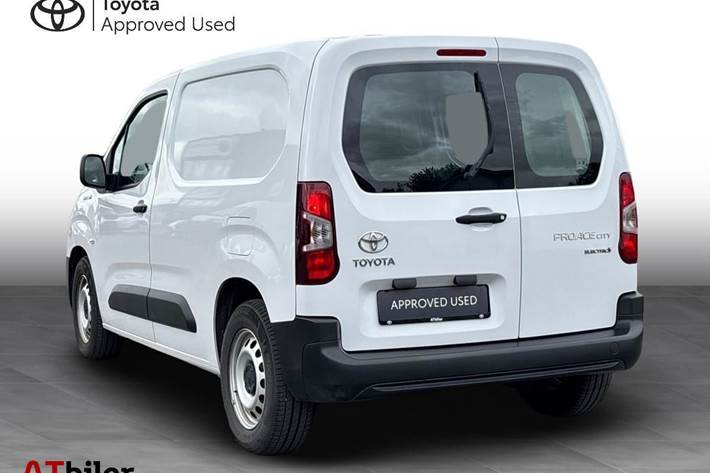 Hvid Toyota Proace City Electric fra 2024 set udefra