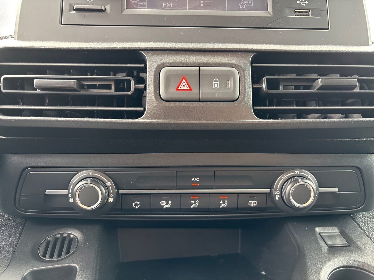 Hvid Toyota Proace City Electric fra 2024 set indefra