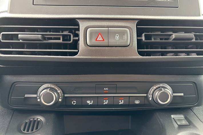 Hvid Toyota Proace City Electric fra 2024 set indefra