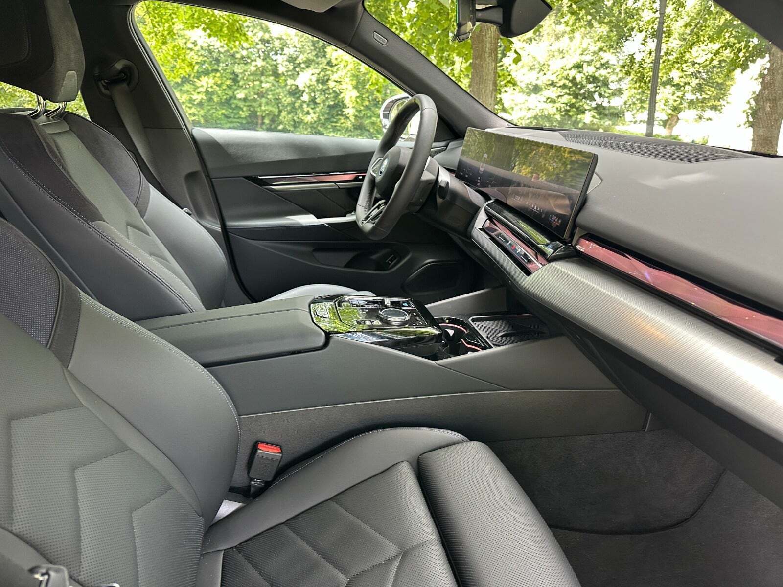 Hvid BMW i5 fra 2024