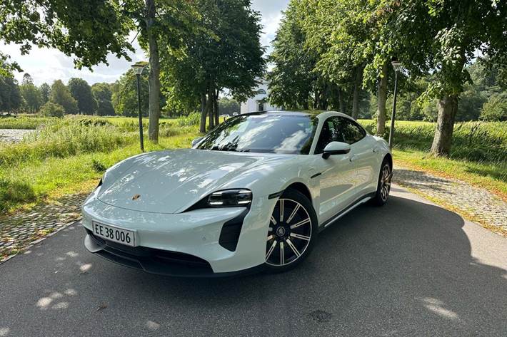 Hvid Porsche Taycan fra 2021 set udefra