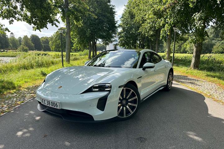 Hvid Porsche Taycan fra 2021 set udefra