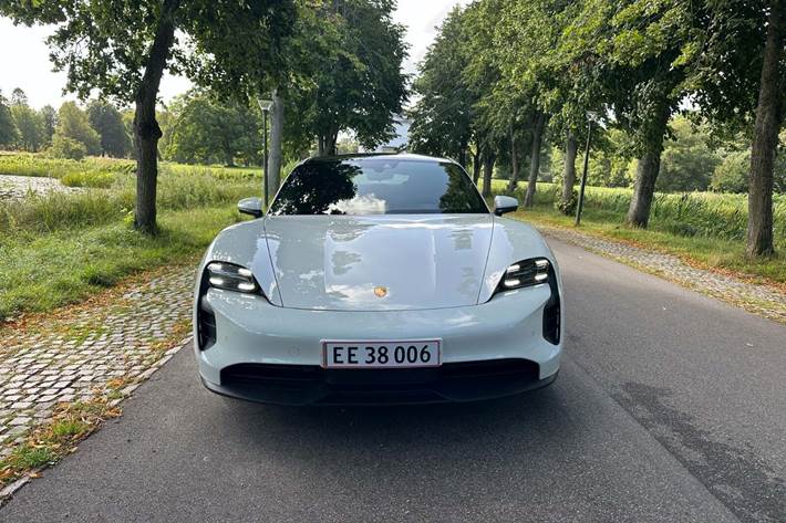 Hvid Porsche Taycan fra 2021