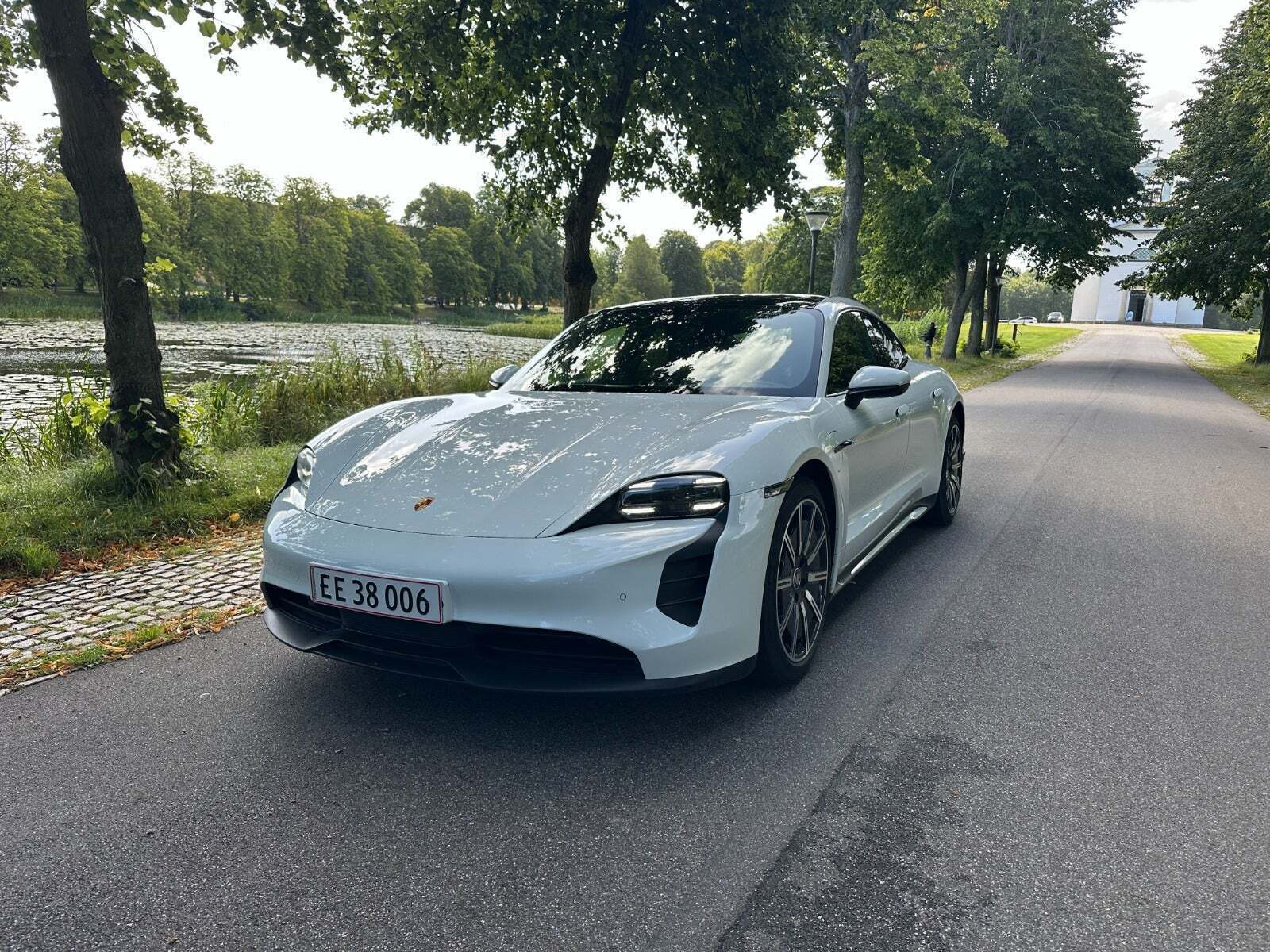 Hvid Porsche Taycan fra 2021