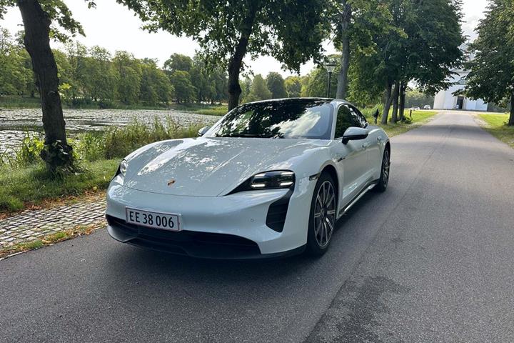 Hvid Porsche Taycan fra 2021