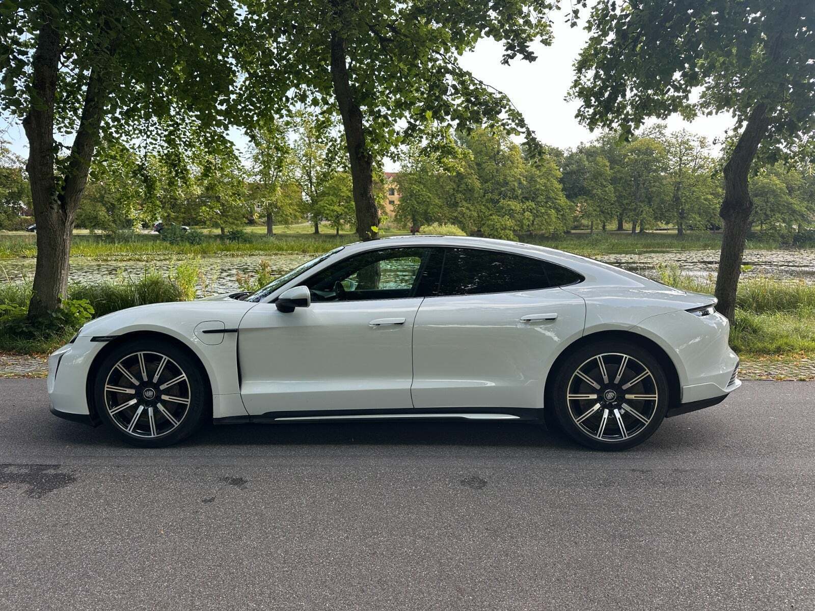 Hvid Porsche Taycan fra 2021