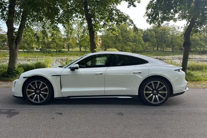 Hvid Porsche Taycan fra 2021