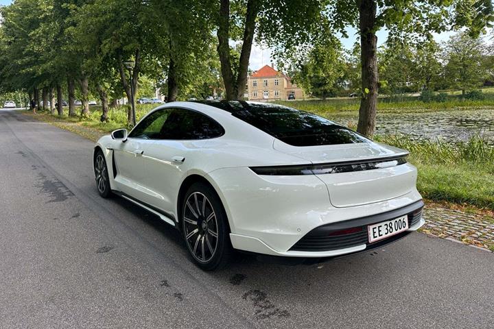 Hvid Porsche Taycan fra 2021