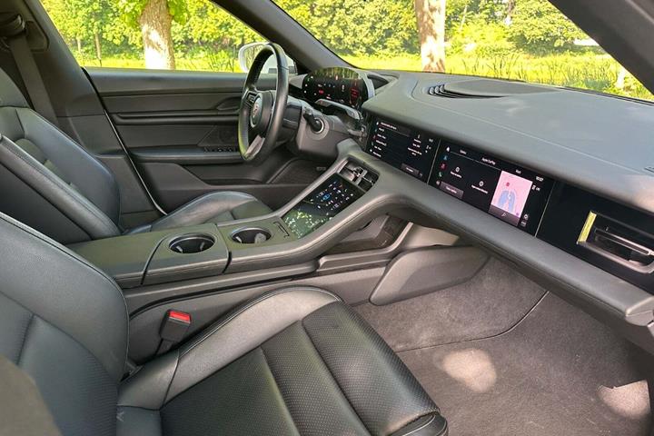 Hvid Porsche Taycan fra 2021