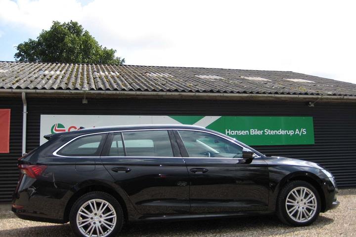 Sort Skoda Octavia fra 2022