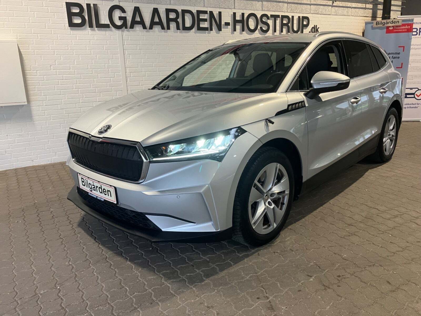 Sølv Skoda Enyaq fra 2023 set udefra