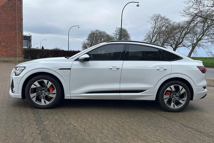 Hvid Audi e-tron fra 2020