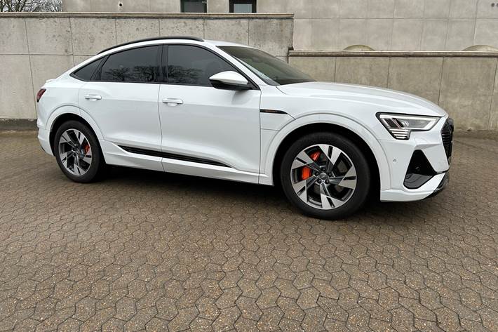 Hvid Audi e-tron fra 2020