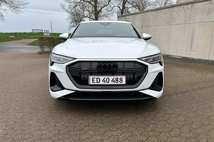 Hvid Audi e-tron fra 2020