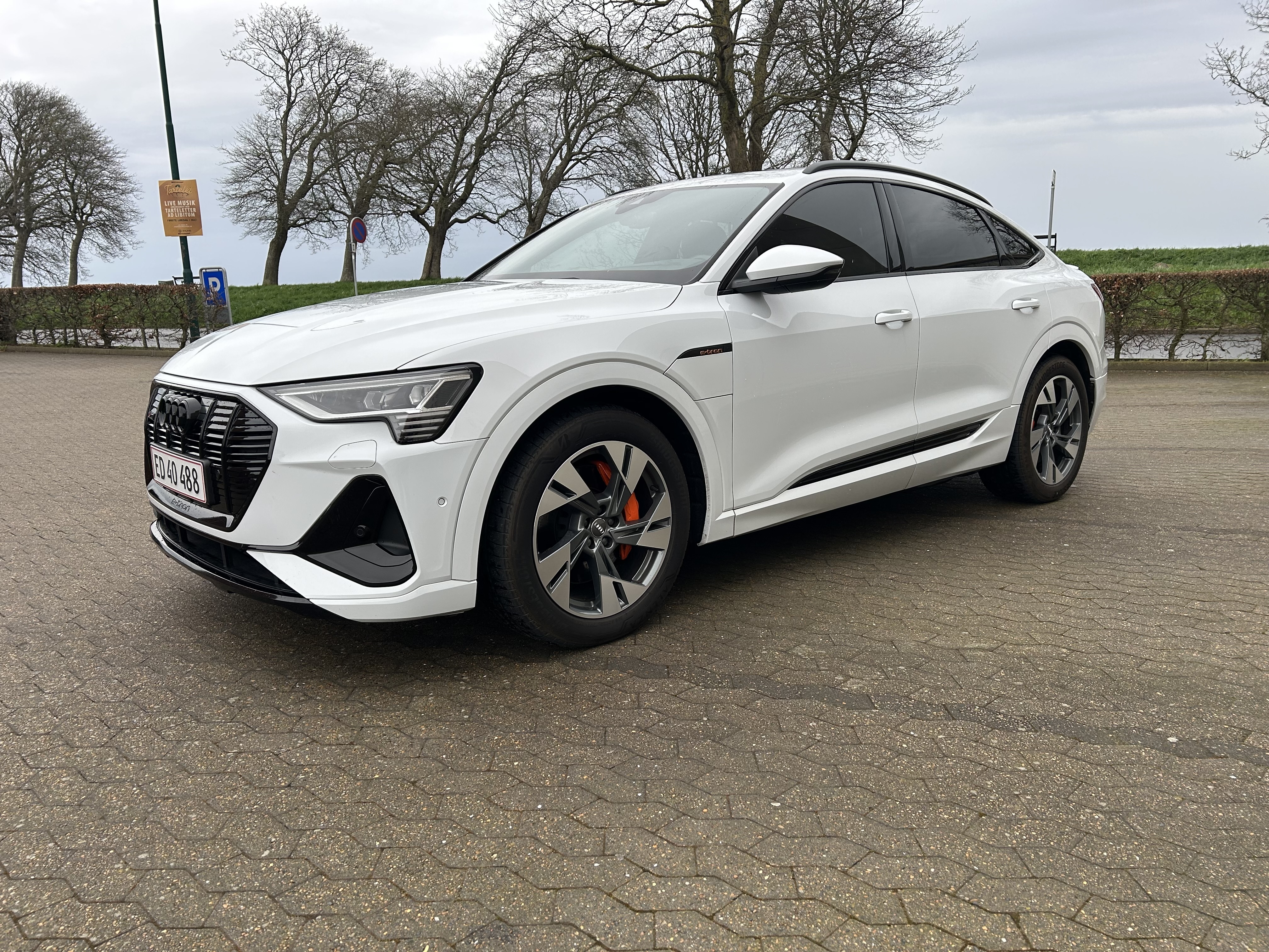 Hvid Audi e-tron fra 2020