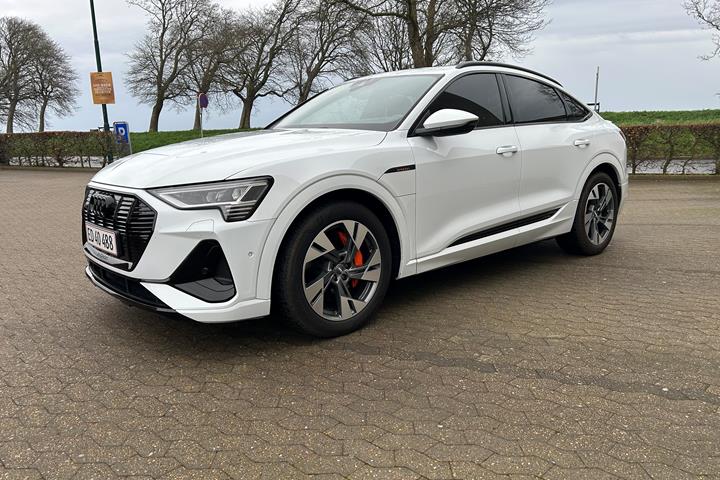 Hvid Audi e-tron fra 2020