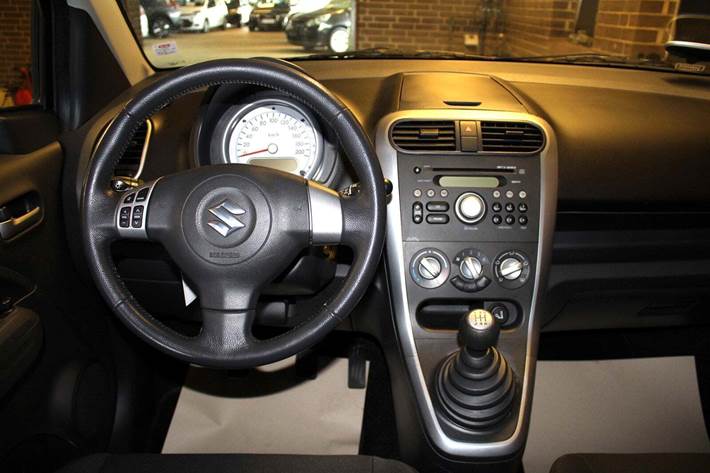 Hvid Suzuki Splash fra 2009 set indefra